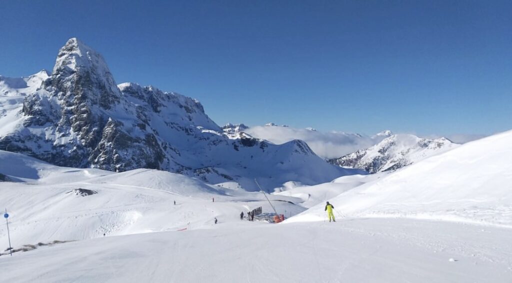 Skiing in the Pyrenees Central_Biescas