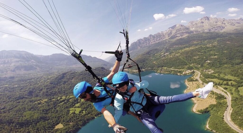 Parapente cerca de Biescas_Pirineo Central