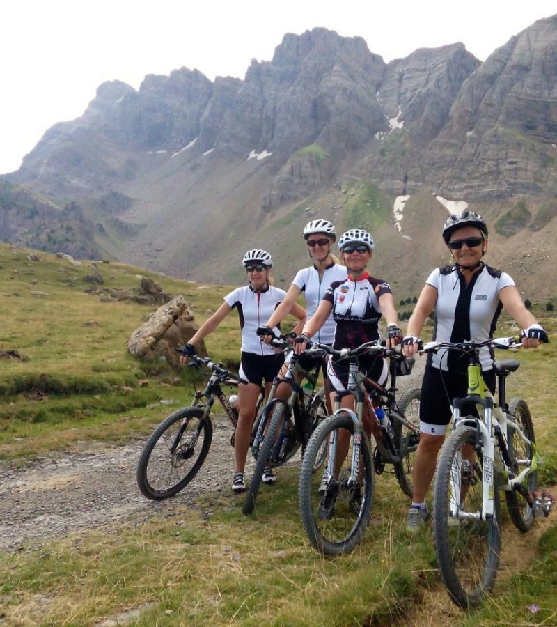 Grupo ciclista en la montaña Biescas