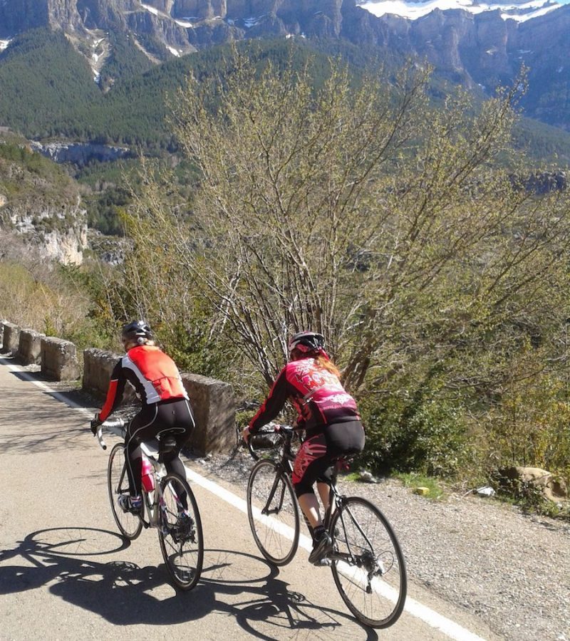 2 ciclistas en carretera Biescas