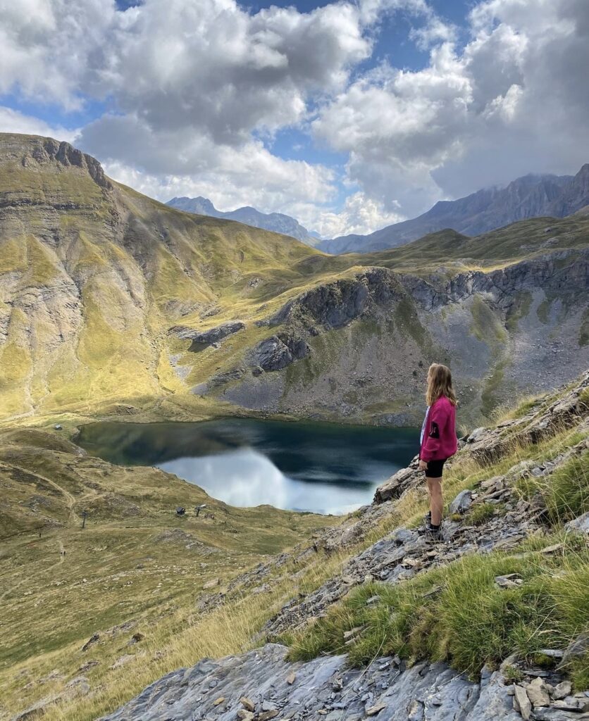 Vistas de montaña y lago cerca de Biescas